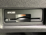 ETC2.0車載器を備え、高速道路の料金所を通過する際に活用できる装備です。カードの挿入口と取り出しボタンがまとまっており、必要な場所を見分けやすい配置。