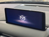 【10.25インチマツダコネクト】車内の雰囲気にマッチした大型ディスプレイ。スマホ接続でのナビ使用やBluetooth再生等、様々な機能が楽しめます。直感的なダイヤル操作が可能で、使い勝手も良好です。