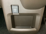 アクセサリーソケットはUSBのアダプターなどをつければ、スマホの充電にも使えます。周辺には物が置けるボックスがついています。