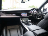 内装はシンプルに使い勝手を考え作られています。お車を運転する感覚をダイレクトに体感して頂けます。室内も広くロングドライブにも快適にお過ごしいただけます。