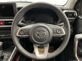 快適な操作性の運転席、ハンドルも綺麗に清掃済みです!もちろん安全を守るエアバッグも装備しているので安心してお乗りいただけます(^^)