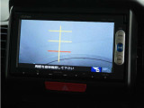 サイドのカメラでは、ドライバーの視点からはピラーの陰になる部分や下側など、どうしても見ることができない死角をカバーします。