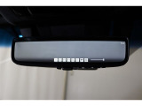 車両後方カメラの映像をインナーミラー内のディスプレイに表示します。前後方録画機能付き。