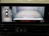 パノラミックビューモニターを装備。駐車場や交差点でクルマを真上から見るように周囲を確認できます。機能の詳細は販売店スタッフまでおたずねください。