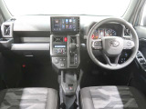 使いやすく運転しやすいレイアウトの運転席回り。