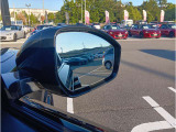 より安全に車線変更するため、ドライバーの死角に車を検知すると、ドアミラーの小さな警告灯が点灯。ステアリングホイールを制御して衝突を回避するようにアシストします。