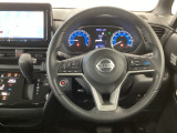 【ハンドル】運転にかかわる様々な操作を安全に行えるように視点移動が少なく操作性に配慮されたスイッチ類が凝縮されたコックピットです。