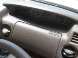 【運転席アッパーボックス】パッと取り出しやすい位置にあるボックスなので、お財布などの小物から本などの小冊子、駐車券など、よく使うものの収納に便利です。