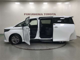 【まるごとクリーニング】シートを取り外し、車内を徹底洗浄。隅々まで丁寧に仕上げています。