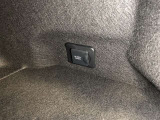 ラゲージルーム内にはアクセサリーコンセント(AC100V・1500W)が設置されています。災害などによる非常時に電力が必要なときに給電可能です。
