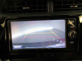 バックガイドモニター付き。車両後方の映像をナビ画面に表示し、駐車などの後退操作をサポートします。