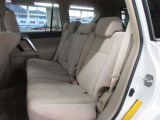 リクライニング機構に加え、座面を跳ね上げ背もたれを倒すことで、広大かつフラットなラゲージルームをつくり出せます。