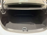 ゆったりとしたトランクルームでございます。たくさんのお荷物の車載が可能でございます。
