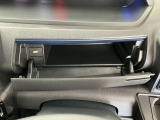 【インパネアッパーボックス】サッと取り出せてサッとしまえる、運転席の目の前にはボックスが装備されております!薄型のボックスティッシュなど収納可能☆