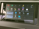 音楽やラジオ、電話、設定などのアイコンが並び、使いたいメニューを画面から選べます。各項目が視覚的に整理されているため、日常の移動中にも目的の機能を見つけやすい構成です。