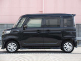純正アルミで全体的にデザインがまとまっています。車も人も、オシャレはまずは足元からですね。