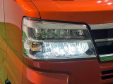 白く明るい光が夜間走行の安心感を高めます!LEDヘッドランプ(オートレベリング機能・LEDクリアランスランプ付)