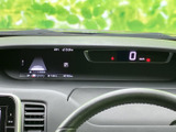 速度やシフト位置などの情報を、運転席前方の画面で確認できます。視線を大きく動かさずに必要な表示を把握しやすく、運転中の情報確認をサポートするメーターまわりです。