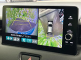 周囲の様子と車両を上から見た映像を並べて確認でき、駐車時などに周辺状況を把握する助けになります。画面内の案内に沿って確認できるため、日常の取り回しにも便利です。
