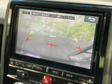 後方の様子を画面で確認しながら駐車を進められ、目安となるガイド線も表示されます。周囲の状況に注意を払いながら車庫入れできるため、日々の駐車をサポートします。
