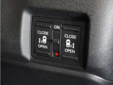 ◆両側電動スライドドア◆狭い駐車場でも乗り降りが楽々♪お子様が隣の車にドアを当ててしまう心配もございません!小さなお子様連れの方もこれで安心。