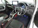 シンプルで使いやすいデザインの運転席です。