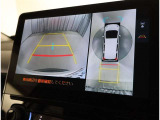 パノラミックビューモニター付きです。車両を上から見たような映像をディスプレイオーディオ画面に表示。運転席からの目視だけでは見にくい、車両周辺の状況をリアルタイムでしっかり確認できます。