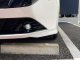 「LEDフォグランプ」霜や雨などの悪天候時に視界を確保するために自動車に取り付けられる補助灯です。