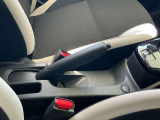 パーキングブレーキは手動式