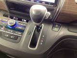 インパネシフトを採用しているので、前席の足元も広々としています。運転席と助手席の行き来もスムーズです!