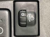 対向車や先行車への配慮が可能。積載物の状況に応じてヘッドライトの照射角度を手動調整できるスイッチ。