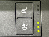 【シートヒーター&ベンチレーション】夏場は涼しい風でお尻や背中の熱やムレを防ぎ、冬はエアコンよりも早く温まってポカポカに!季節を問わず快適に過ごせます。