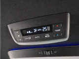 後席用エアコンの操作パネルも装備されており、快適なドライブをお楽しみいただけます。