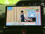 テレビ番組を画面で視聴でき、停車中の休憩時間にも活用いただけます。番組情報と映像が表示されるため、車内で過ごすひとときに便利な装備です。