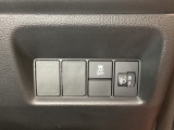 ハンドルの右側にはヘットライトリベライザーとVSA(ABS+TCS+横滑り抑制)の解除スイッチがついています。ヘッドライトリベライザーは道路状況や積荷の加重に応じてライトの高さを調節できます。