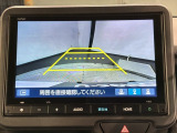リバースギアに入れるだけで後方の表示へ切り替わります。夜間や雨の日の駐車も楽になりますよ。
