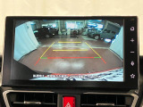 【バックカメラ】 駐車時に車両後方の様子を見ることができるので、運転の不安を軽くします。