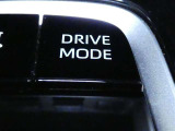ドライブモード切替スイッチです。このボタンを押すと、車の走行特性を切り替えられます。