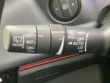 表示がレバー上にまとまり、運転席から操作位置を確かめやすい仕様です。前後の窓に関わる操作系を手元で扱えるため、天候が変わった際にも必要な機能を確認しやすく便利です。