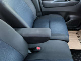 助手席シートの下に、便利な前後スライド式のアンダーボックスを装備。運転用の替え靴や、車内に常備したいこども用品、着がえた服などを収納できます