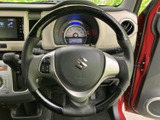 手元にスイッチが備わり、運転姿勢を保ちながら必要な操作にアクセスしやすい配置です。握りやすい形状で、日々の運転時にも扱いやすさを感じていただけます。