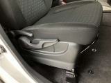 運転席の画像です。十分なスペースがあり、ゆったりした状態で運転していただけます♪
