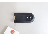 ■電子カードキー■  キーを取り出さずにドアを施錠&解錠。クルマの始動も可能です。