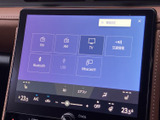 FM・AM・テレビのほか、BluetoothやUSBなど複数の音源を選べる画面です。聞きたい音源を表示から選びやすく、普段の通勤から休日のお出かけまで車内での時間を快適に過ごせます。