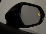 BSM(ブラインドスポットモニタ)!隣の車線を走る車両をレーダーで検知し、ドアミラーでは確認しにくい後側方エリアに存在する車両に加えて、急接近してくる車両も検知します。