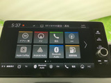 ナビや電話、FMなどをホーム画面から選べる、見やすいタッチパネル式のメニュー。普段使う機能へ迷わずアクセスしやすく、音楽や案内を利用する際にも便利です。