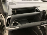 何かと便利なグローブボックス。メンテナンスノートや車検証、ちょっとしたメモと筆記用具等を入れておくとあればもしもの時にも便利ですね。