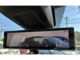 車両後方のカメラ映像をミラー面に映し出すので、荷室に積んだ大きな荷物などが写り込んで見にくくなりがちな車内状況や、天候などに影響されずいつでもクリアな後方視界が得られます。