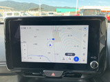地図を画面いっぱいに表示でき、目的地の確認や検索もスムーズに行えます。音量調整用のダイヤルも備わり、日々のお出かけに役立つ使いやすい装備です。