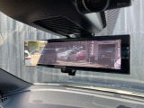 インテリジェントルームミラーは、車両後方のカメラ映像をミラー面に映し出すので、同乗者や積み荷などの車内状況や、天候などに影響されずいつでもクリアな後方視界が得られます。